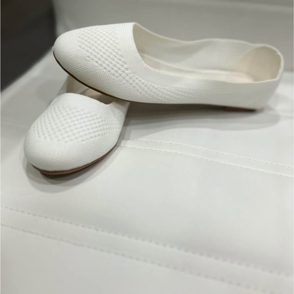 Elegant White Women's Flats with flexible souls - Picture 2 of 6